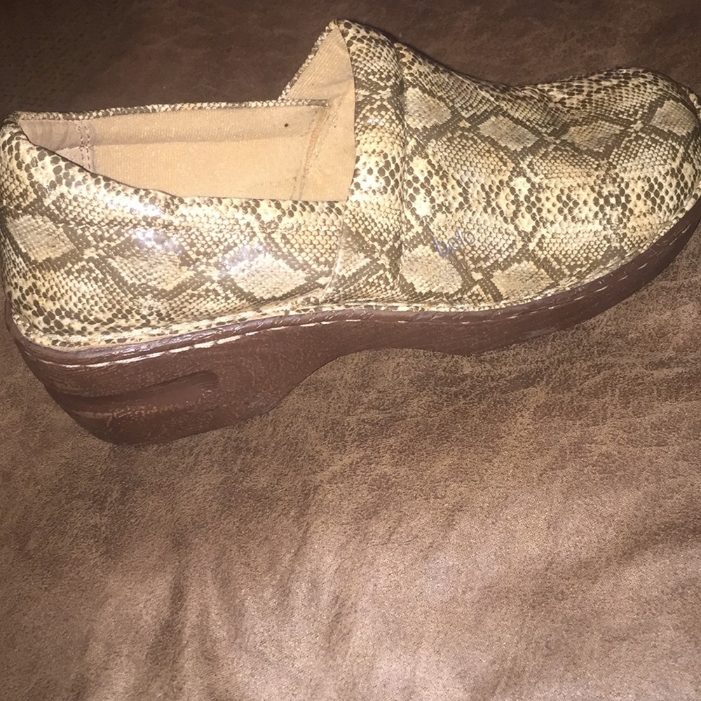 Alligator-print Bolo Clogs.